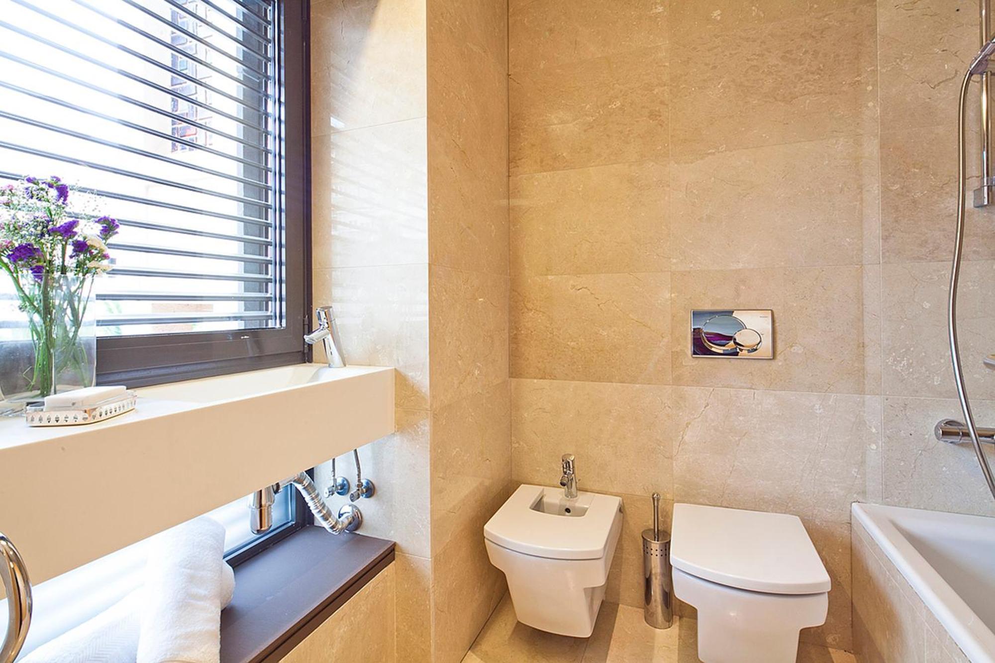 My Space Emirates - Splendid Apartment With Terrace And Pool Near Park Gueell برشلونة المظهر الخارجي الصورة