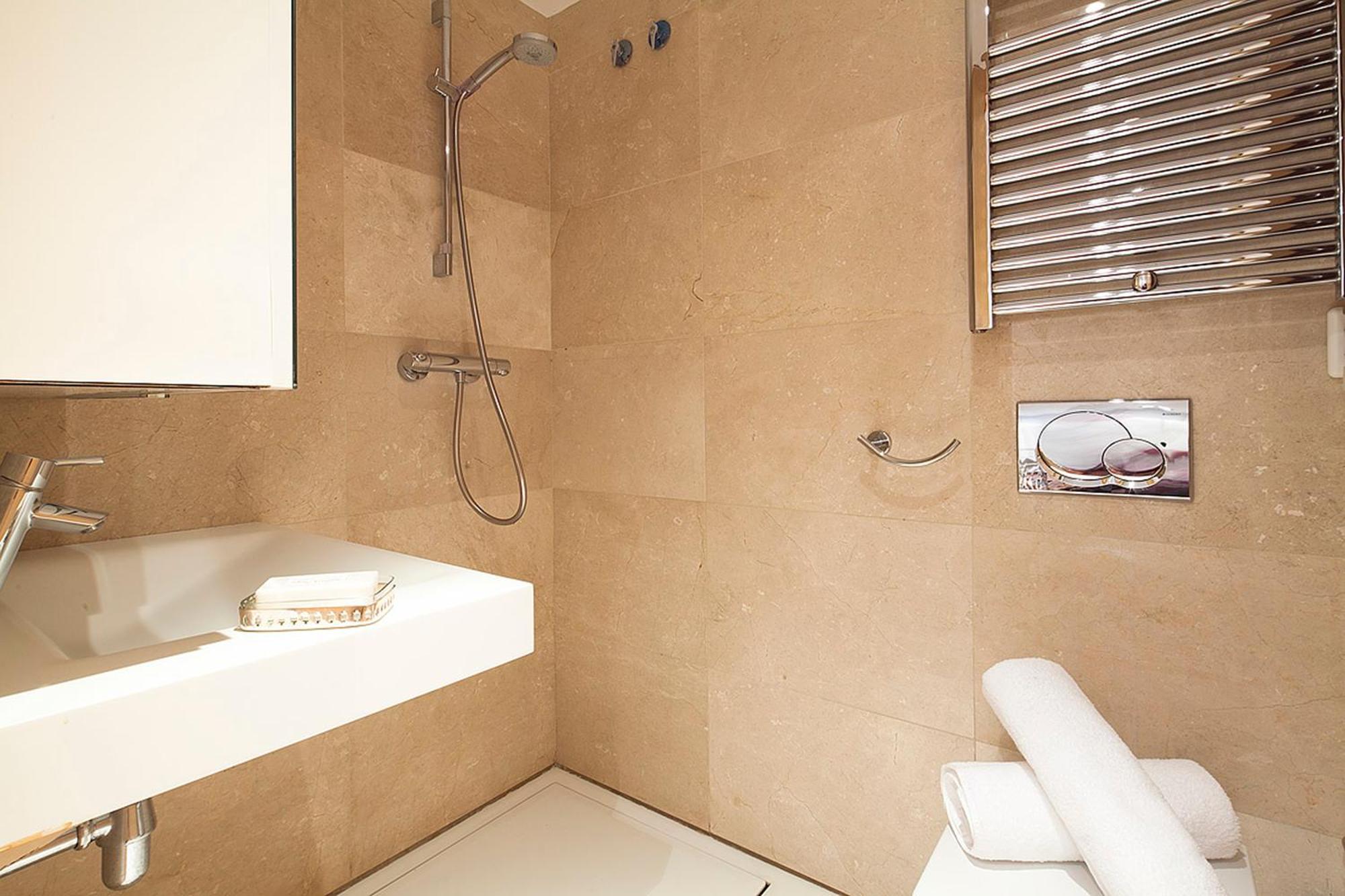 My Space Emirates - Splendid Apartment With Terrace And Pool Near Park Gueell برشلونة المظهر الخارجي الصورة